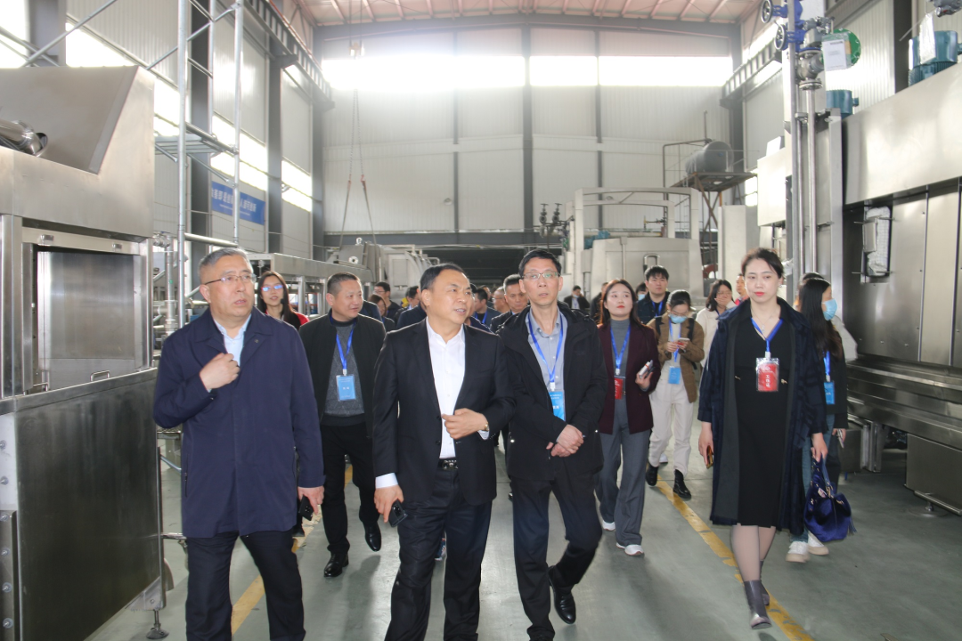 舟山市經(jīng)信局副局長毛潤洲攜舟山市優(yōu)秀企業(yè)家代表一行40余人蒞臨銳智股份調(diào)研考察！